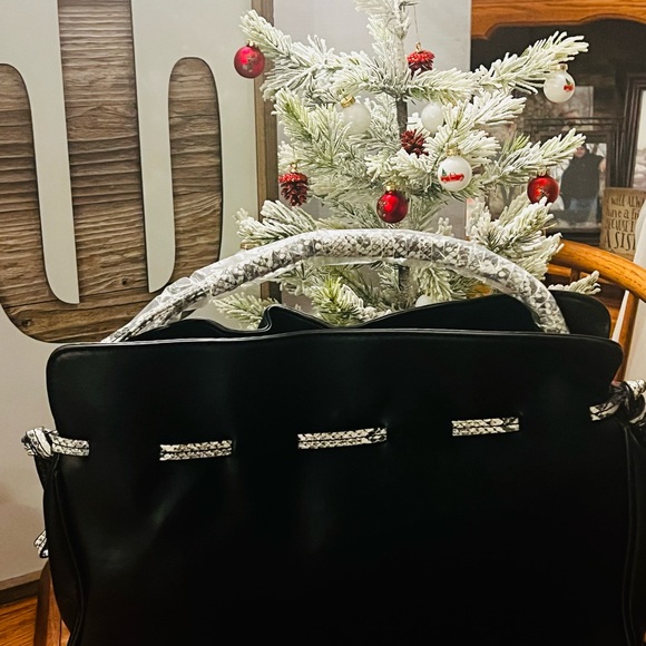 Badgley Mischka Sleek Black Handbag - Picture 3 of 6